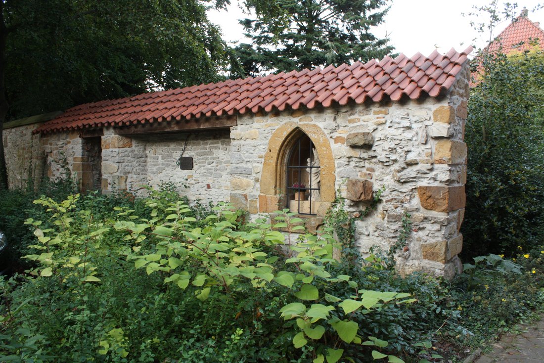 Restmauer der Wadenhartkapelle