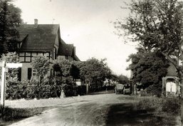 Kreuzung mit einem Gasthaus und einer Feldkapelle