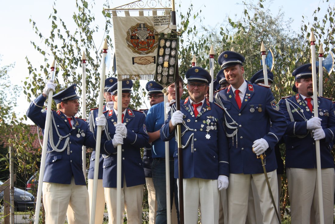 Ehrengarde Marienfeld mit der Wanderstandarte